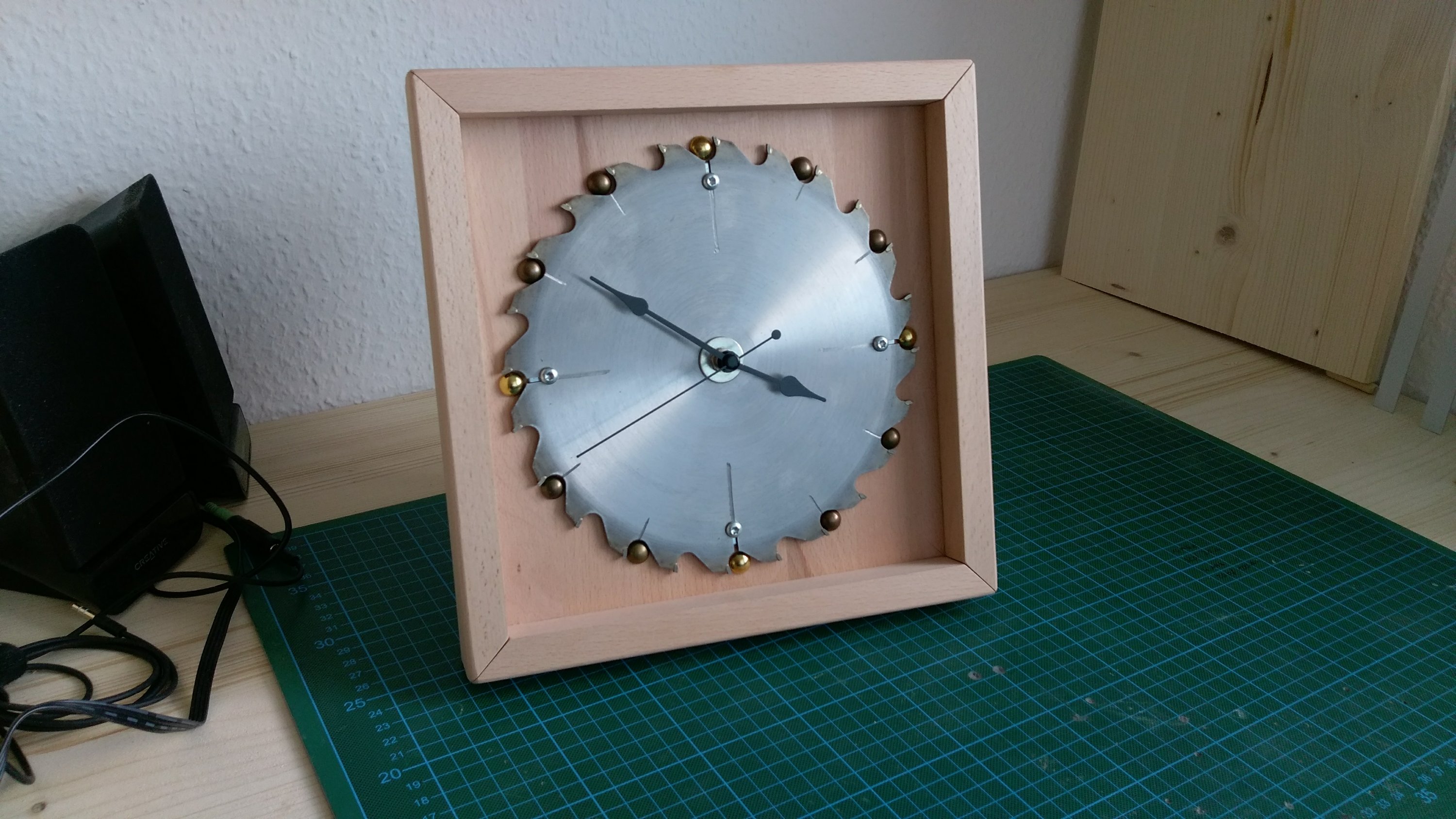 Kreissägeblatt Uhr mit Buche Rahmen und DCF Funkuhrmodul